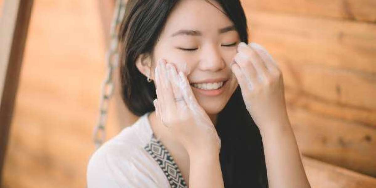 Face Wash for Dry Skin: What to Look for Before Buying